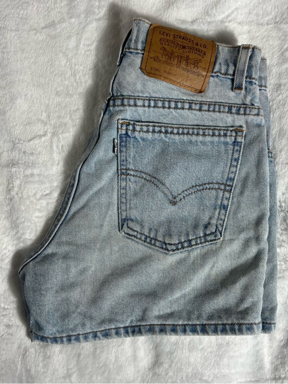 Vintage Levi’s 950 Relaxed Fit Denim Shorts White Tab USA